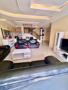 キガリにあるKigali Sky Villa Rwandaのリビングルーム(ソファ付)、スイミングプール
