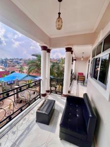キガリにあるKigali Sky Villa Rwandaの市街の景色を望むバルコニー(ソファ付)