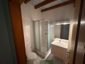 Koupelna v ubytování Chambres d'hôtes Monicala + 4 fotografie