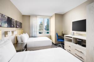 TV a/nebo společenská místnost v ubytování Doubletree By Hilton New York Times Square West