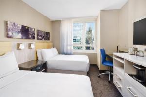 Postel nebo postele na pokoji v ubytování Doubletree By Hilton New York Times Square West