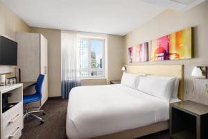 Postel nebo postele na pokoji v ubytování Doubletree By Hilton New York Times Square West