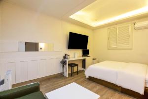 a hotel room with a bed and a tv at Anyang Sky Castle in Anyang