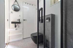 Ein Badezimmer in der Unterkunft Flamingo Beach Apartments