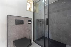 Ein Badezimmer in der Unterkunft Flamingo Beach Apartments