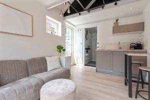 ein Wohnzimmer mit Couch und Küche in der Unterkunft Flamingo Beach Apartments in Zandvoort
