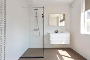 Ein Badezimmer in der Unterkunft Flamingo Beach Apartments