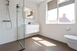 Ein Badezimmer in der Unterkunft Flamingo Beach Apartments