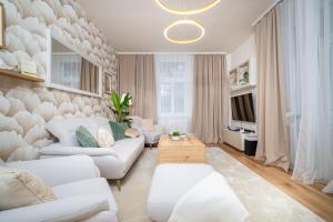 Sjónvarps- og/eða afþreyingartæki á Luxury New Apt near the Colonnade with Parking & 4 min to the center - near the forest