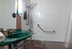 Koupelna v ubytování B&B HOTEL Grenoble Université 2 + 20 fotografií