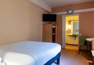TV a/nebo společenská místnost v ubytování B&B HOTEL Grenoble Université 2