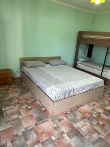 Postel nebo postele na pokoji v ubytování Kairat property