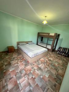 Postel nebo postele na pokoji v ubytování Kairat property