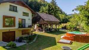 une maison avec un jardin et une piscine dans l'établissement Cinija Cottage - Family Eco Retreat in Nature Park, à Kupčina