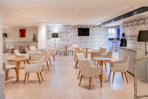A television and/or entertainment centre at Hotel Madrid Alameda Aeropuerto, Affiliated by Meliá