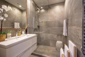 Um banheiro em Lustica Bay Vacation Homes