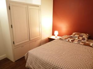 1 dormitorio con 1 cama y armario blanco en Damalix, en Saint-Maurice