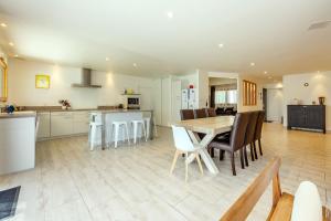 a kitchen and dining room with a table and chairs at Villa Pastel - Piscine - Jardin in Saint-Sulpice
