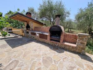 einen Pizzaofen im Freien auf einer Backsteinterrasse in der Unterkunft Villa Dei Santi, Azzurro in Santa Maria di Castellabate