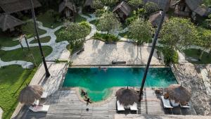 eine Draufsicht auf einen Swimmingpool in einem Resort in der Unterkunft Beranda Ecolodge in Gili Air