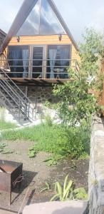 Taman di luar Edelweiss cottage Kazbegi