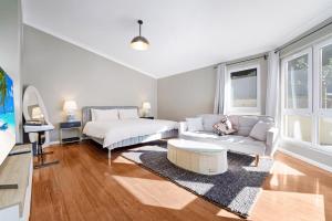 Aussie Escape Poolside Comfort and Relaxation的休息区