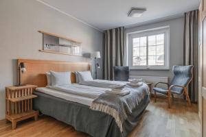 a bedroom with a bed and a table and chairs at Ramundbergets Fjällgård in Ramundberget +33 photos