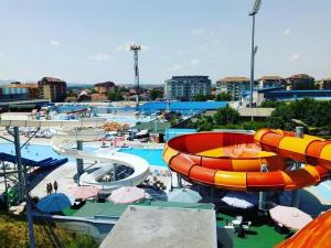 un grande parco acquatico con scivolo d'acqua di Hill Hotel Wellness & Spa a Jagodina