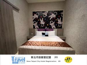 Letto o letti in una camera di Purple Rainbow Motel