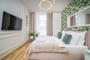 Rúm í herbergi á Luxury New Apt near the Colonnade with Parking & 4 min to the center - near the forest