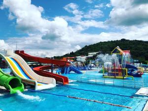 un parco acquatico con scivolo e scivoli d'acqua di Hill Hotel Wellness & Spa a Jagodina