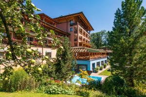 Bazén v ubytování Hotel Montafoner Hof nebo v jeho okolí