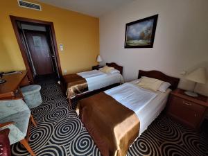 Posteľ alebo postele v izbe v ubytovaní Sándor Hotel