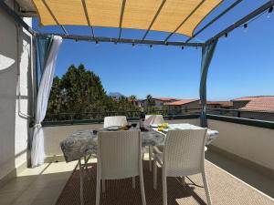 a table and chairs on a balcony with a view at Aperitivo in Scalea