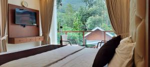 ムンナルにあるGMG Gardens Homestay Munnarのベッド、テレビ、窓のある寝室 +18枚の写真