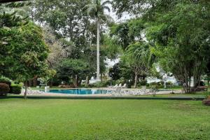 Piscina di Miridiya Lake Resort o nelle vicinanze
