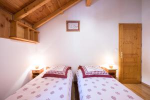 2 camas en una habitación pequeña con 2 lámparas en La Mouliniere 1, en Valloire