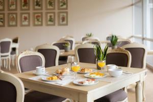 a table with plates of food and glasses of orange juice at Hotel Navarras in Amarante