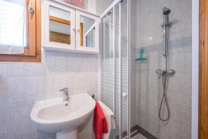 un baño con lavabo y ducha en La mouliniere 2, en Valloire 17 fotos más