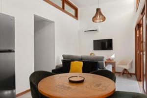 a living room with a table and a couch at Casa Carcará a 300 m da praia de Taipu de Fora in Taipu