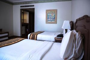 Postel nebo postele na pokoji v ubytování Waterfront Insular Hotel Davao