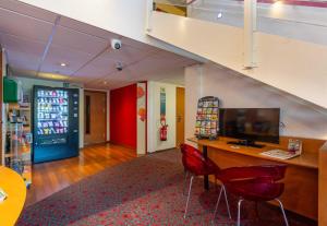 TV a/nebo společenská místnost v ubytování B&B HOTEL Blois Nord Vallée Maillard
