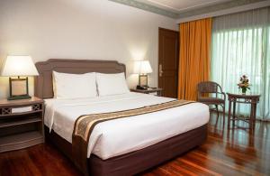 Postel nebo postele na pokoji v ubytování Waterfront Insular Hotel Davao