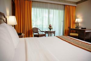 Postel nebo postele na pokoji v ubytování Waterfront Insular Hotel Davao