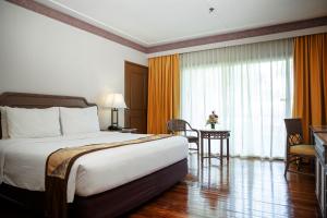 Postel nebo postele na pokoji v ubytování Waterfront Insular Hotel Davao