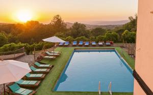 Bazén v ubytování Toscana Wellness Resort nebo v jeho okolí