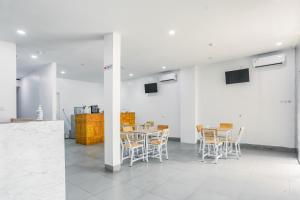 TV a/nebo společenská místnost v ubytování RedDoorz at Seindo Hotel Medan