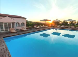 Bazén v ubytování Toscana Wellness Resort nebo v jeho okolí