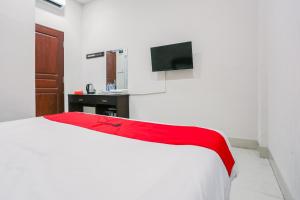 Televiisor ja/või meelelahutuskeskus majutusasutuses RedDoorz at Seindo Hotel Medan