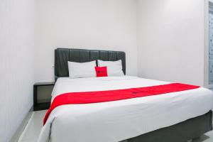 Voodi või voodid majutusasutuse RedDoorz at Seindo Hotel Medan toas